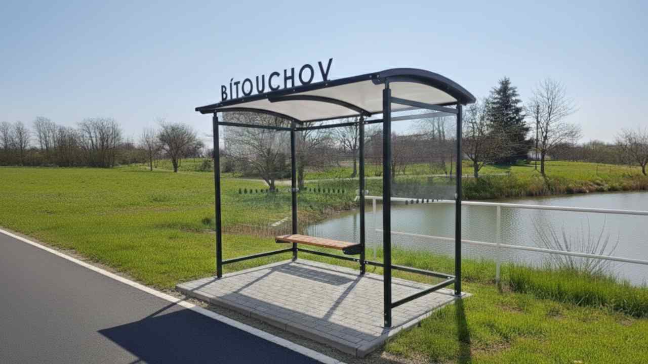 Autobusová zastávka se skleňěnou výplní ,lavičkou z dřevěných latí typ-KLASIK-2-22